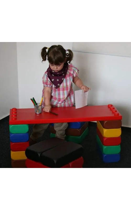 Les enfants transforment l'ESDA en espace de dessin, confortablement installés pour laisser libre cours à leur imagination. 🎨💭 Les enfants transforment l'ESDA en espace de dessin, confortablement installés pour laisser libre cours à leur imagination. 🎨💭