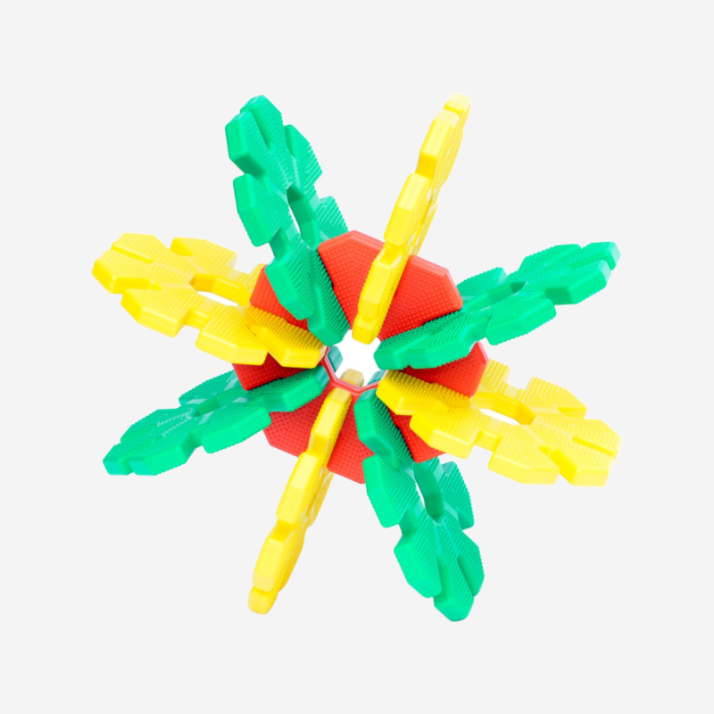 Un tout-petit s’amuse à construire avec les grands disques Octoplay sur l’herbe – jeu sûr et stimulant. Un tout-petit s’amuse à construire avec les grands disques Octoplay sur l’herbe – jeu sûr et stimulant.