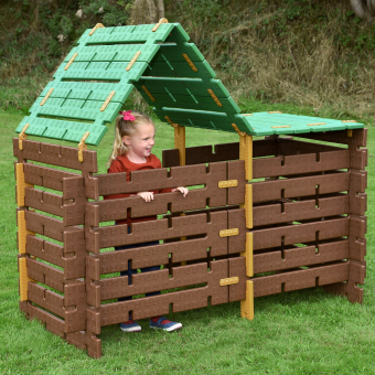 Speelhuis, lekker buiten spelen, log cabin, houten huisje, buitenhuis. Speelhuis, lekker buiten spelen, log cabin, houten huisje, buitenhuis.