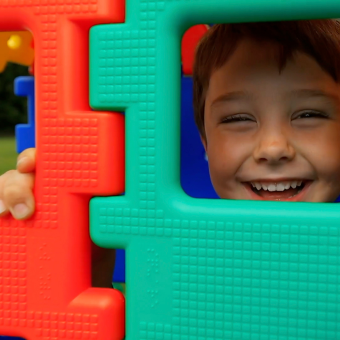 des jouets pour travailler ensemble, apprendre a construire, comprendre les formes et les couleurs.
