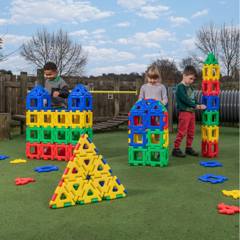 Des enfants construisent des structures 3D colorées avec Giant Polydron en plastique 100 % recyclé