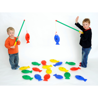 2 kinderen spelen vrolijk met een visspel en hebben veel plezier, ze leren tellen hierdoor.