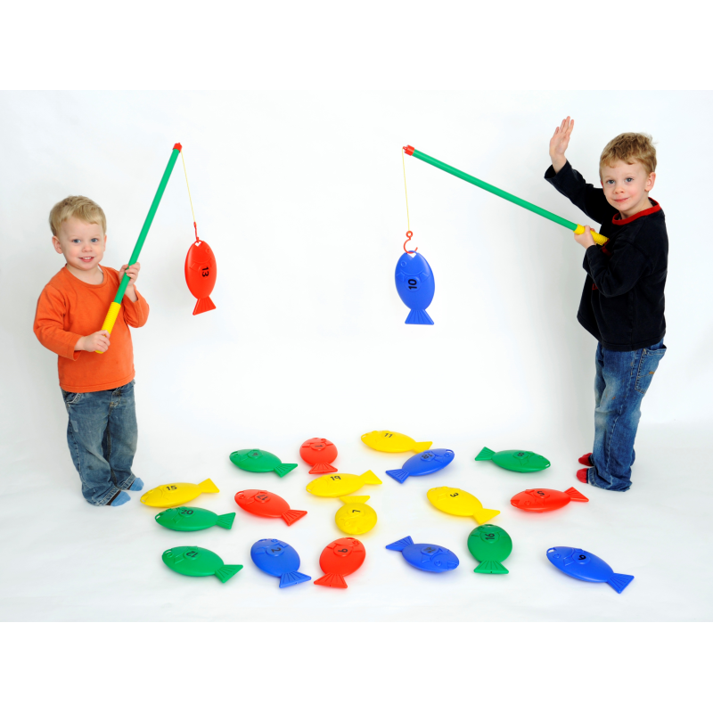 2 kinderen spelen vrolijk met een visspel en hebben veel plezier, ze leren tellen hierdoor.