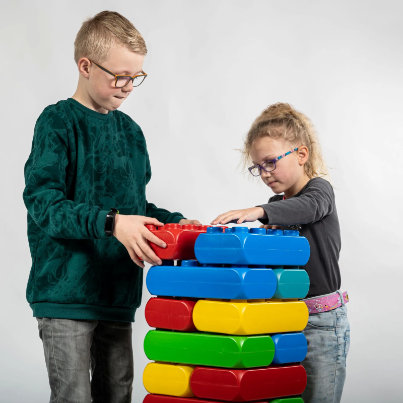 La moitié d’une boîte de gros blocs de ESDA des mêmes blocs mais la moitié d’une boîte La moitié d’une boîte de gros blocs de ESDA des mêmes blocs mais la moitié d’une boîte