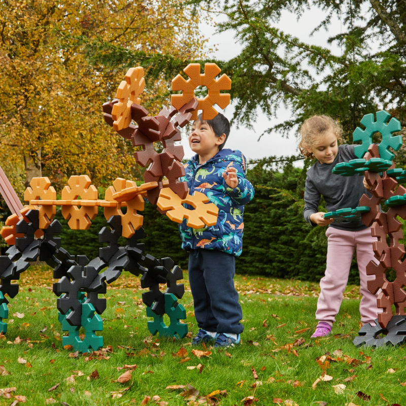 Grote bouwwerken zoals een hond en bloem gemaakt door kinderen van Giant Octoplay met behulp van staven.