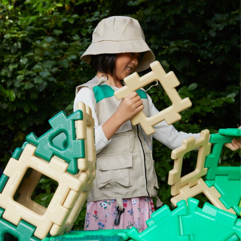 Discover how to build with the giant polydron Discover how to build with the giant polydron