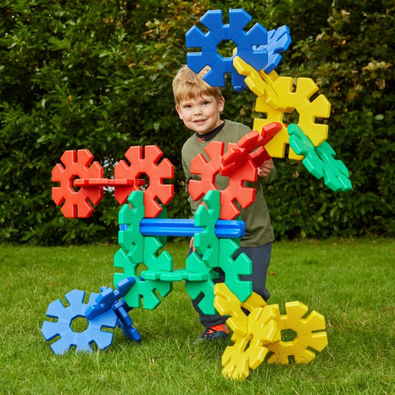 Gran construcción colorida de Octoplay con forma de animal, creada por niños en un campo de camping. Gran construcción colorida de Octoplay con forma de animal, creada por niños en un campo de camping.