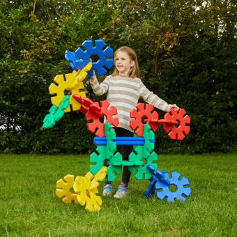 Octoplay-opbergpaal die ook als bouwonderdeel wordt gebruikt in een creatieve constructie. Octoplay-opbergpaal die ook als bouwonderdeel wordt gebruikt in een creatieve constructie.
