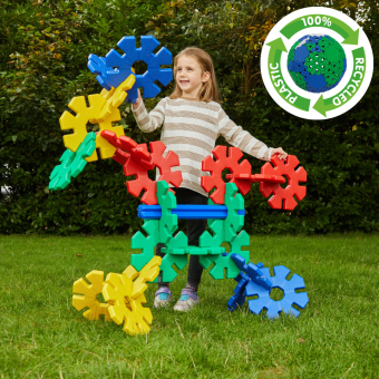 Des enfants jouent dehors avec les disques colorés Octoplay – idéal pour un jeu créatif et éducatif en plein air. Des enfants jouent dehors avec les disques colorés Octoplay – idéal pour un jeu créatif et éducatif en plein air.