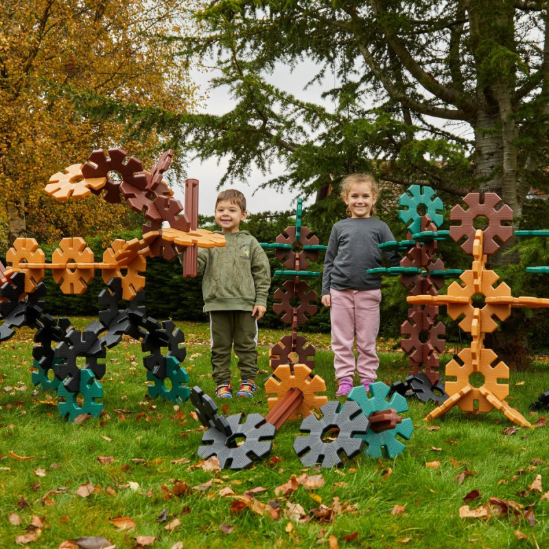 Octoplay grote set van Polydron, kinderen die spelen in de buitenlucht met speelgoed.