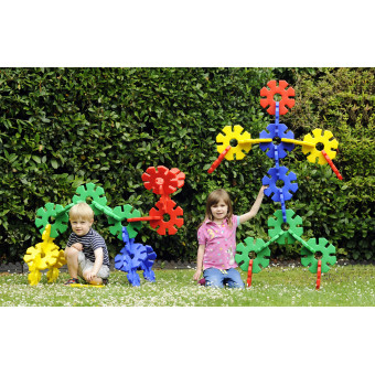 Groep kinderen bouwt samen een grote constructie met Octoplay tijdens een buitenspeelactiviteit op een vakantiepark. Groep kinderen bouwt samen een grote constructie met Octoplay tijdens een buitenspeelactiviteit op een vakantiepark.