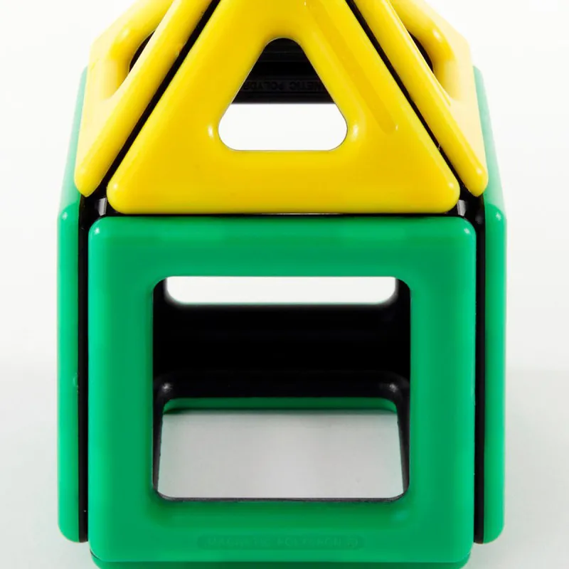 Les enfants jouent et apprennent avec les blocs magnétiques robustes de Magnetic Polydron. Les enfants jouent et apprennent avec les blocs magnétiques robustes de Magnetic Polydron.