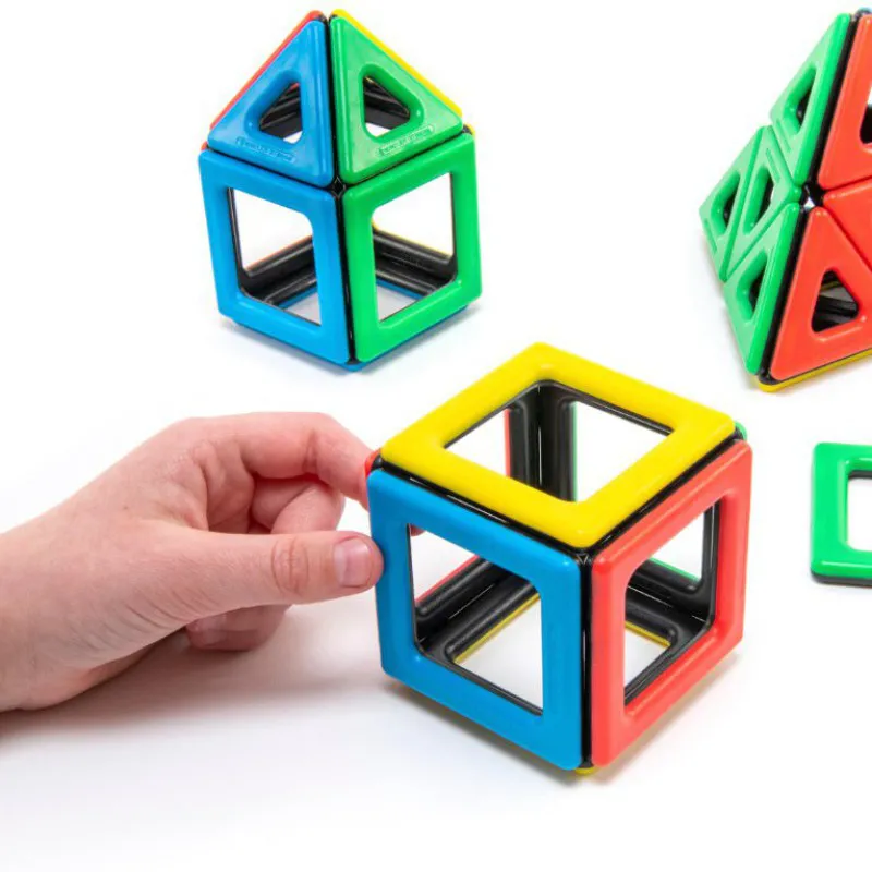 Les enfants construisent des créations colorées avec l'ensemble de base Magnetic Polydron Les enfants construisent des créations colorées avec l'ensemble de base Magnetic Polydron