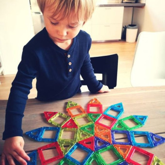 Qualitätsspielzeug, Magnetblöcke für eine ganze Klasse. Gut für Feinmotorik. Transparente Blöcke. Qualitätsspielzeug, Magnetblöcke für eine ganze Klasse. Gut für Feinmotorik. Transparente Blöcke.